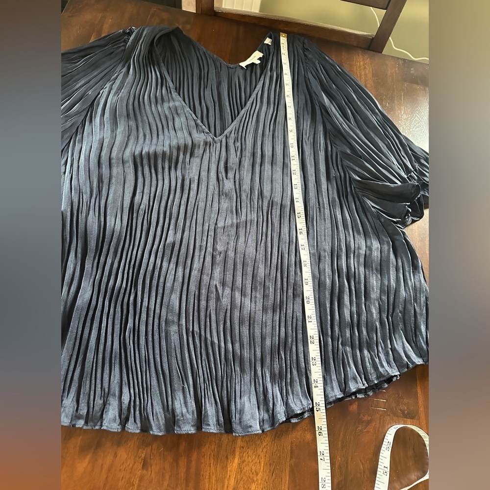 Vince Flutter Sleeve Crushed Satin Top size large Navy - Picture 13 of 14
